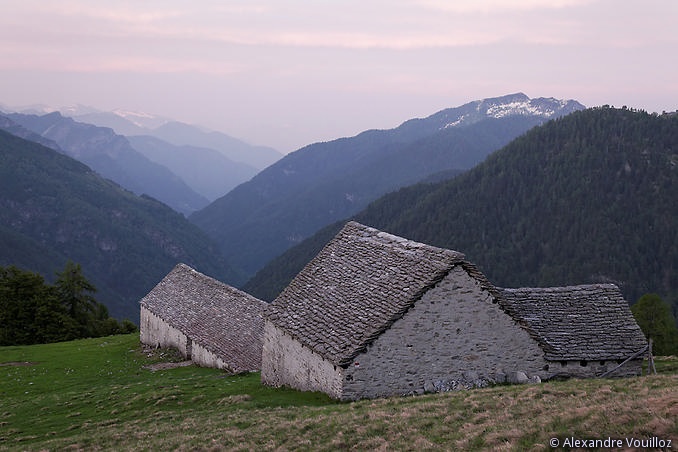 Alpe Pianezza di Vocogno et val Onsernone au crépuscule