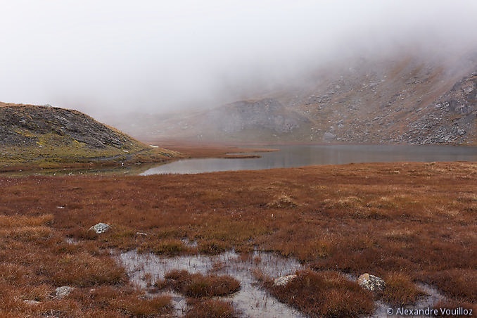 Lac de Tsofeiret (2572m) enveloppé dans le brouillard