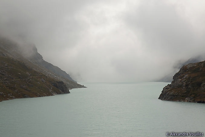 Le lac de Mauvoisin dans le brouillard élevé