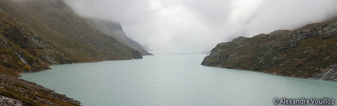 Le lac de Mauvoisin dans le brouillard élevé (vue panoramique)