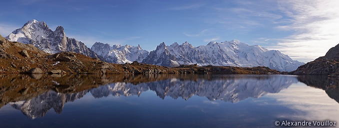 Un des lacs des Chéserys avec au fond de gauche à droite: l'Aiguille Verte, les Drus, les Grandes Jorasses, les Aiguilles de Chamonix et le Mont-Blanc 