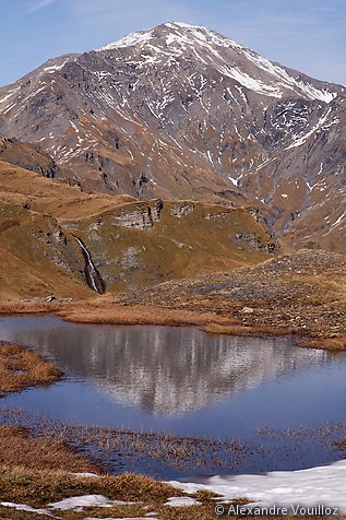 Le Mont Buet en reflet dans un petit lac